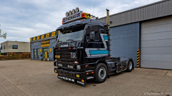 20251019-Tom-Holding-00356